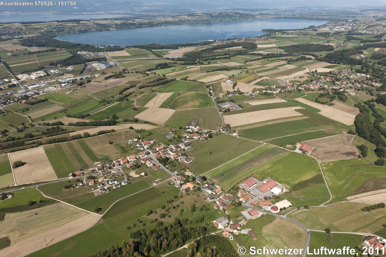 Donatyre (Bildmitte links); Avenches (Hintergrund links); Murtensee, ganz hinten: Neuenburgersee